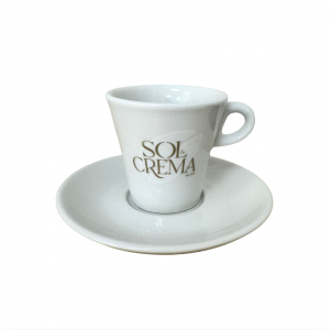 Tazas blancas de cerámica Sol&Crema con logo, disponibles en tres tamaños: café solo, cortado y con leche, sobre fondo cálido estilo cafetería.