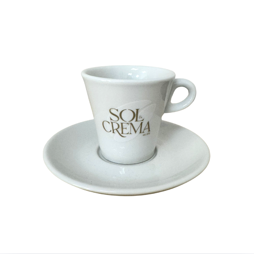 Tazas blancas de cerámica Sol&Crema con logo, disponibles en tres tamaños: café solo, cortado y con leche, sobre fondo cálido estilo cafetería.