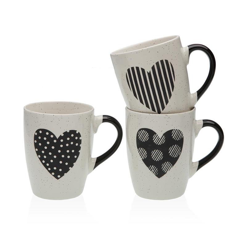 Set de tres tazas color crema con asas negras y diferentes diseños de corazones en negro.